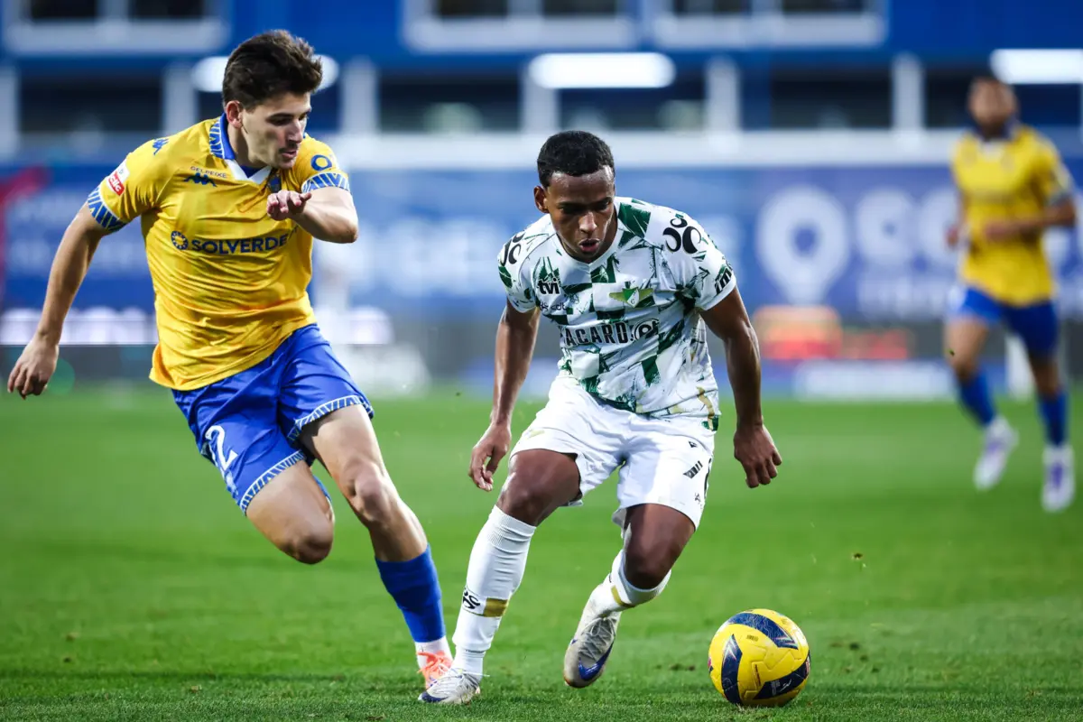 Pedro Carvalho e Landerson em ação no Estoril-Moreirense
