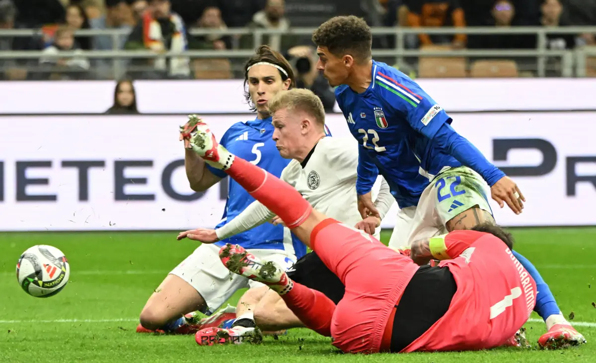 Calafiori, atrás, à esquerda (EPA Daniel Dal Zennaro)