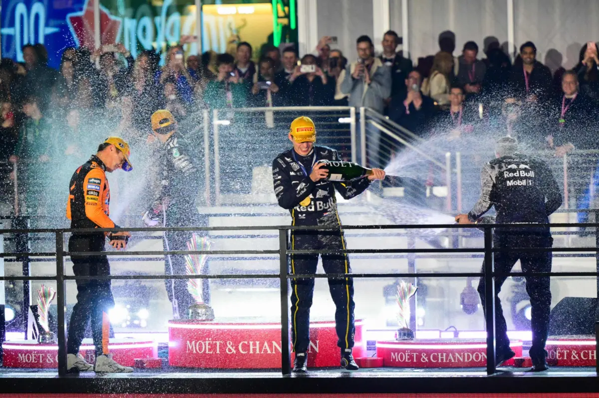 Max Verstappen festeja a conquista do Grande Prémio de Las Vegas