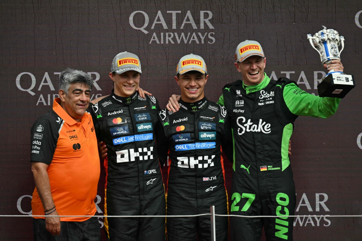 Oscar Piastri, Lando Norris e Nico Hulkenberg no pódio (Créditos: AFP)