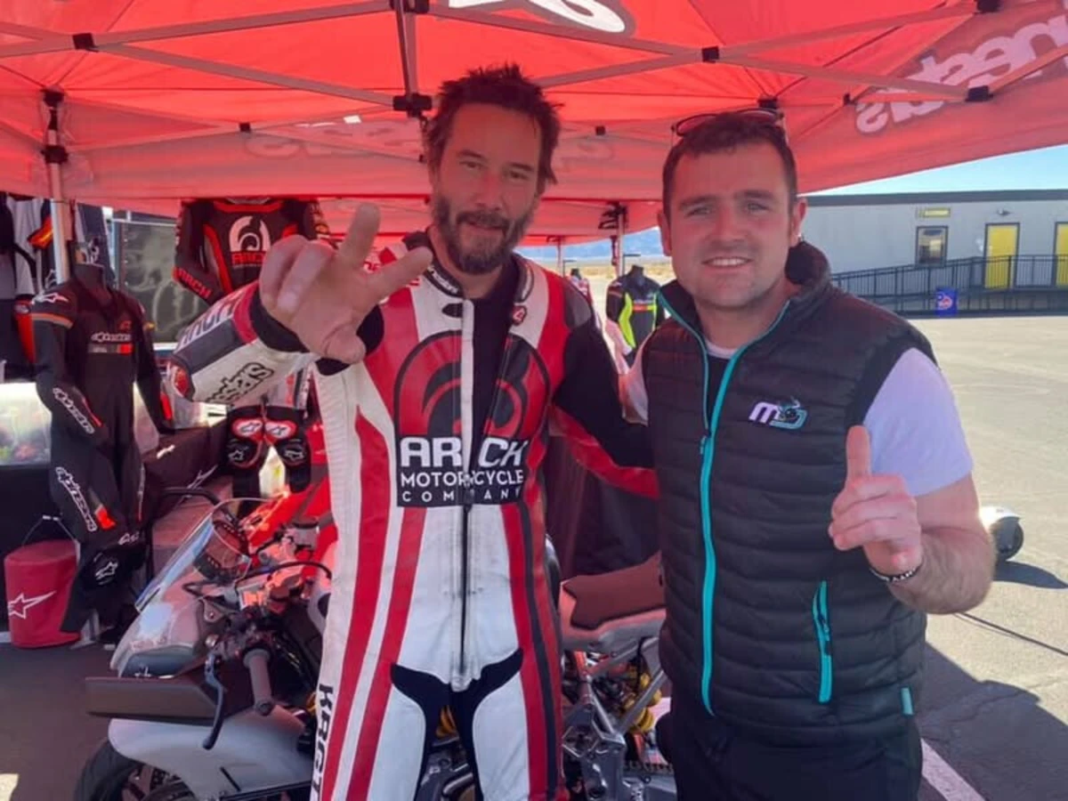 Keanu Reeves à esquerda