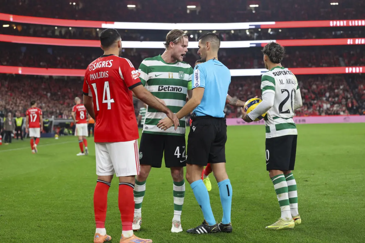 Hjulmand fala com o árbitro António Nobre no dérbi