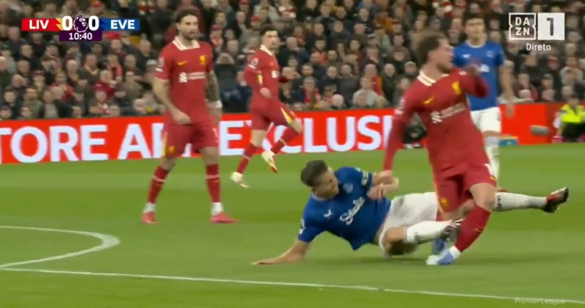 Entrada de Tarkowski sobre Mac Allister (créditos: DAZN)