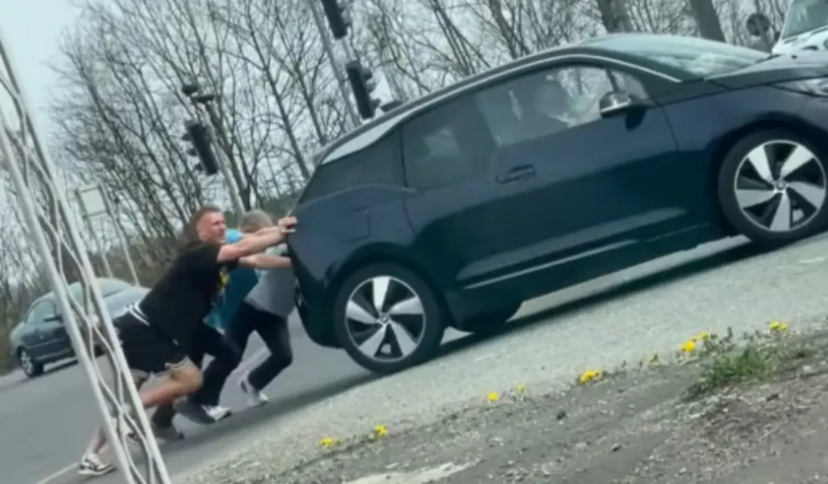 Imagem de contexto do artigo "Apanhado" a empurrar um carro antes de ajudar a golear o Manchester United