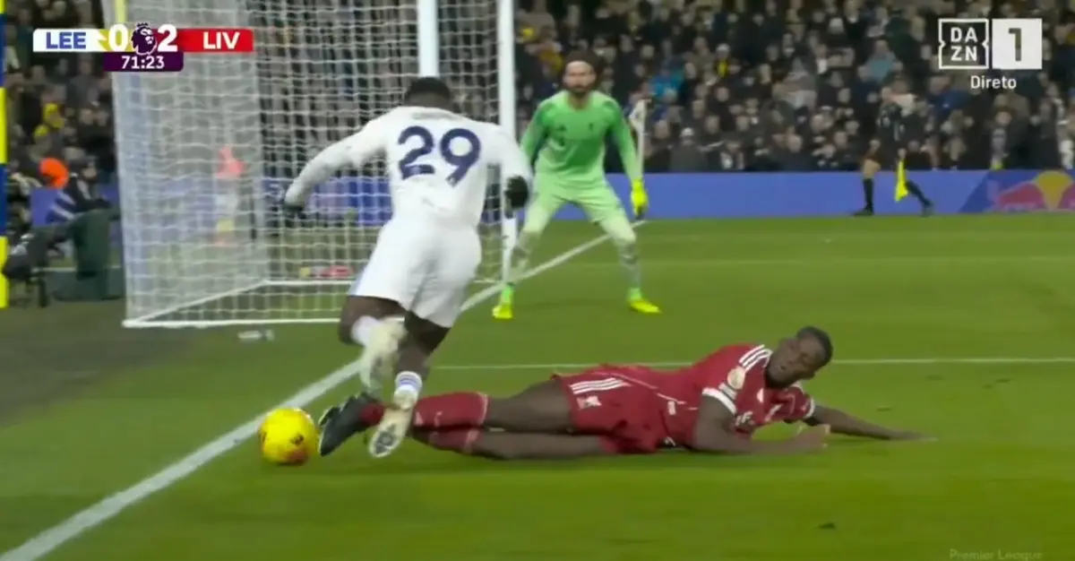 Imagem de contexto do artigo Arne Slot visa arbitragem após empate com o Leeds: "A bola estava fora"