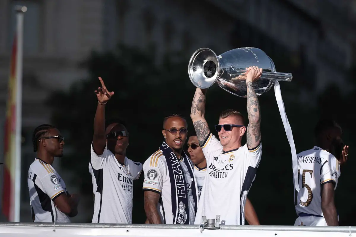Toni Kroos levanta troféu da Champions (créditos: AFP)