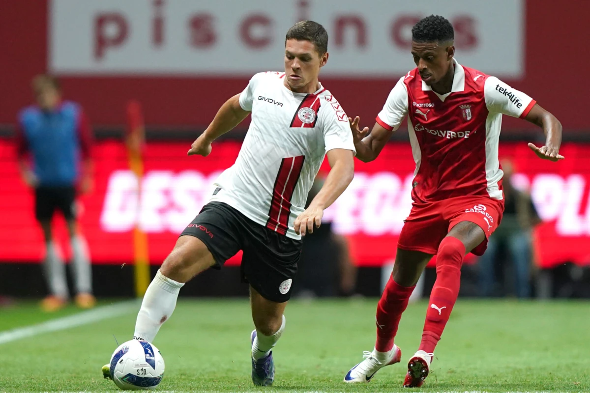 Robson Bambu frente ao Lincoln Red Imps (Créditos: LUSA)