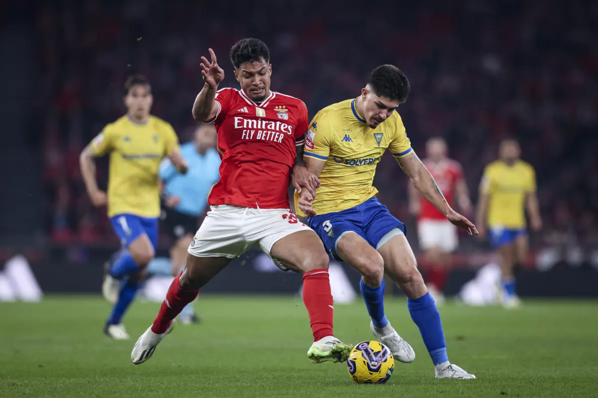 Bernardo Vital tenta travar Marcos Leonardo (Créditos: Lusa)