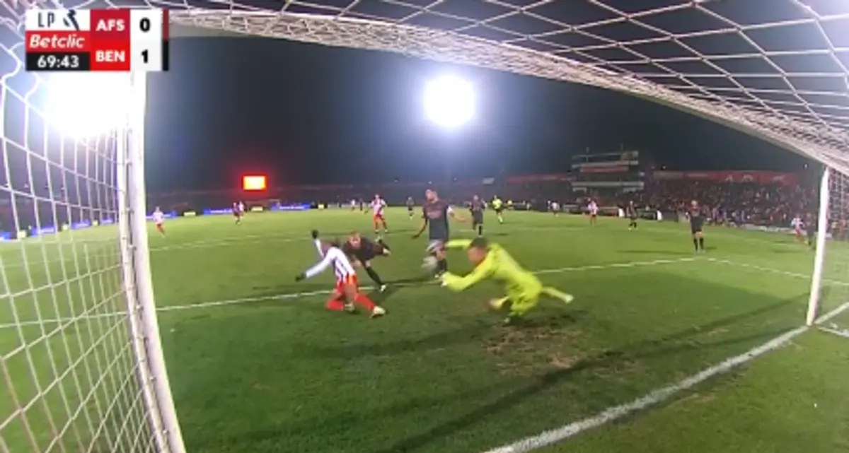 Imagem de contexto do artigo Tribunal O JOGO | Ficou penálti por marcar por falta de Beste sobre Vasco Lopes?