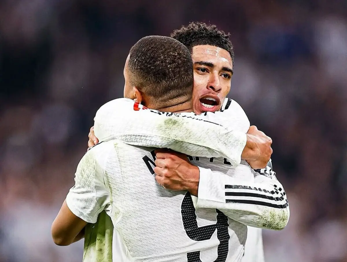 Mbappé abraça Bellingham (créditos: Real Madrid)