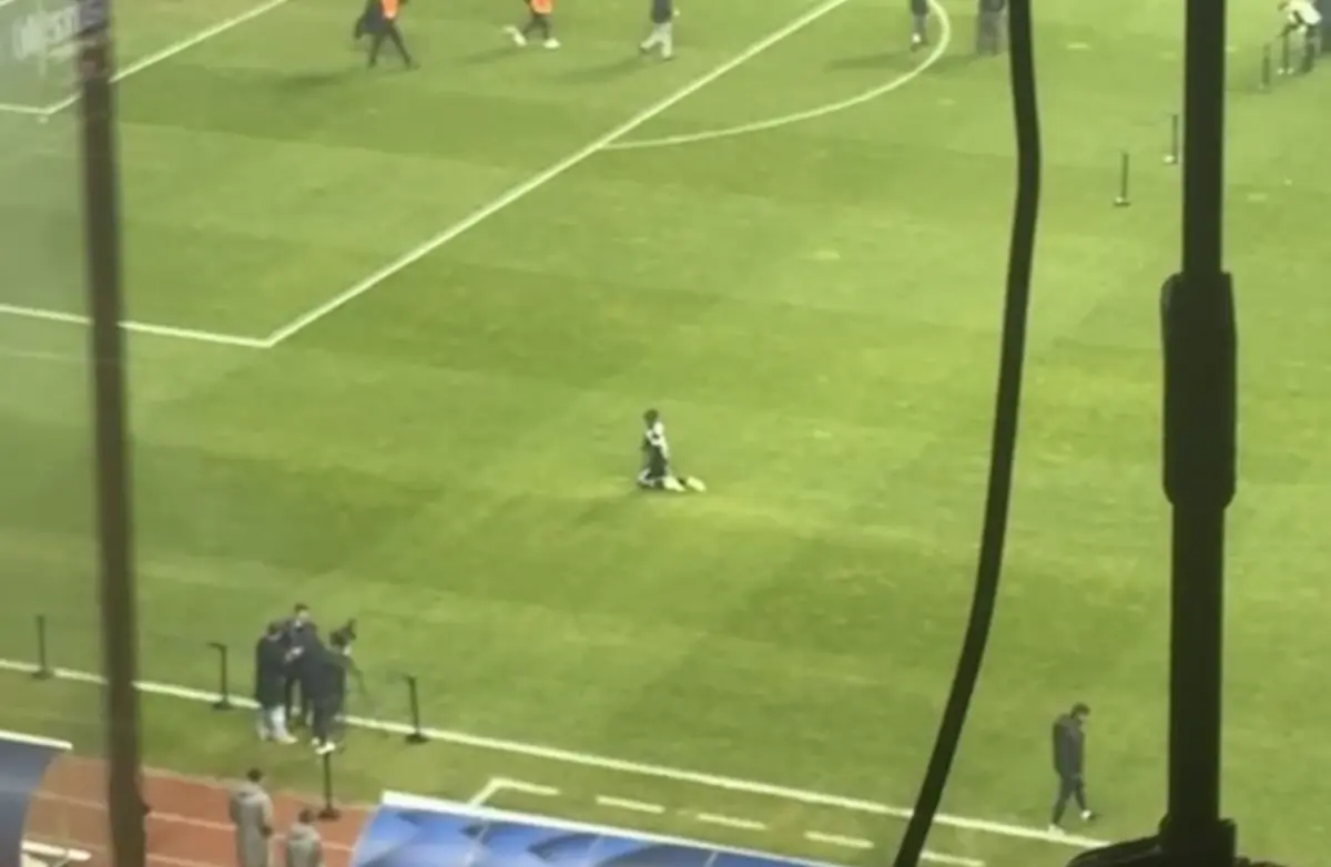 Imagem de contexto do artigo Beni Mukendi anda de joelhos no relvado após conquista da Taça da Liga. Ora veja