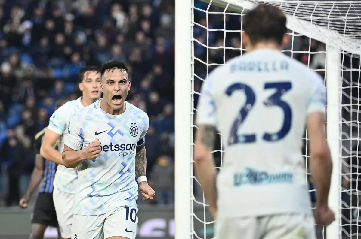 Lautaro Martínez festeja um dos golos marcados ao Pisa