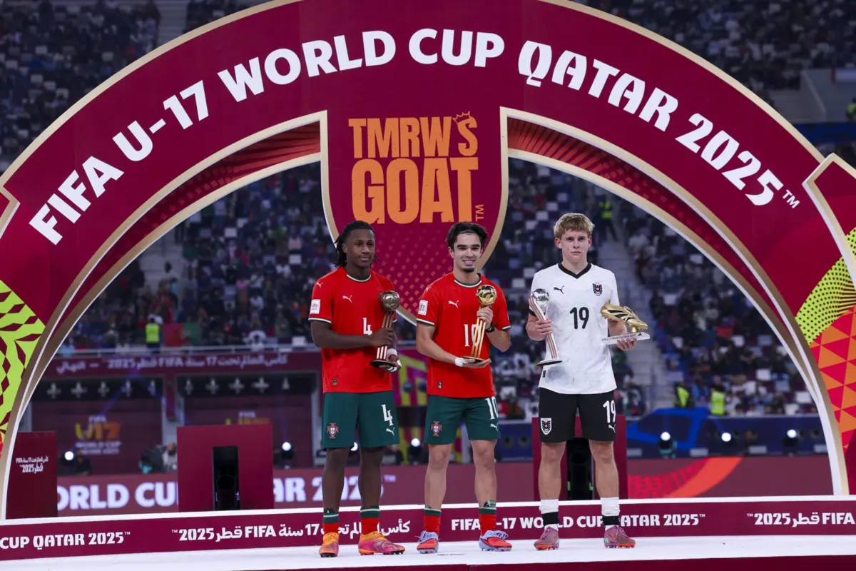 Mateus Mide, ao centro, eleito o melhor do Mundial sub-17