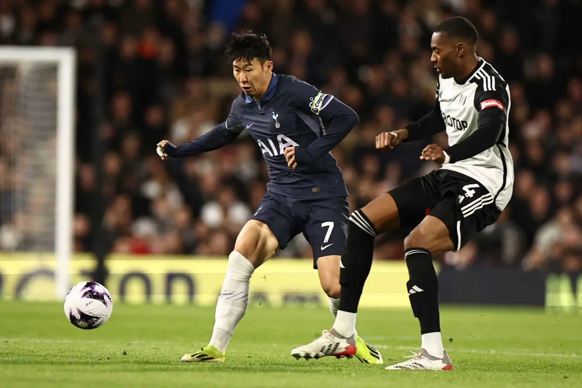 Tosin Adarabioyo, à direita, disputa a bola com Son (Créditos: HENRY NICHOLLS / AFP)