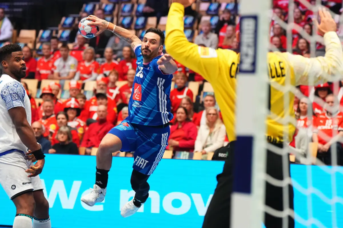 epa12677484 Hugo Descat of France in action during the 2026 EHF European Men's Handball Championship main round match between France and Portugal in Herning, Denmark, 24 January 2026. EPA/Sebastian Elias Uth DENMARK OUT