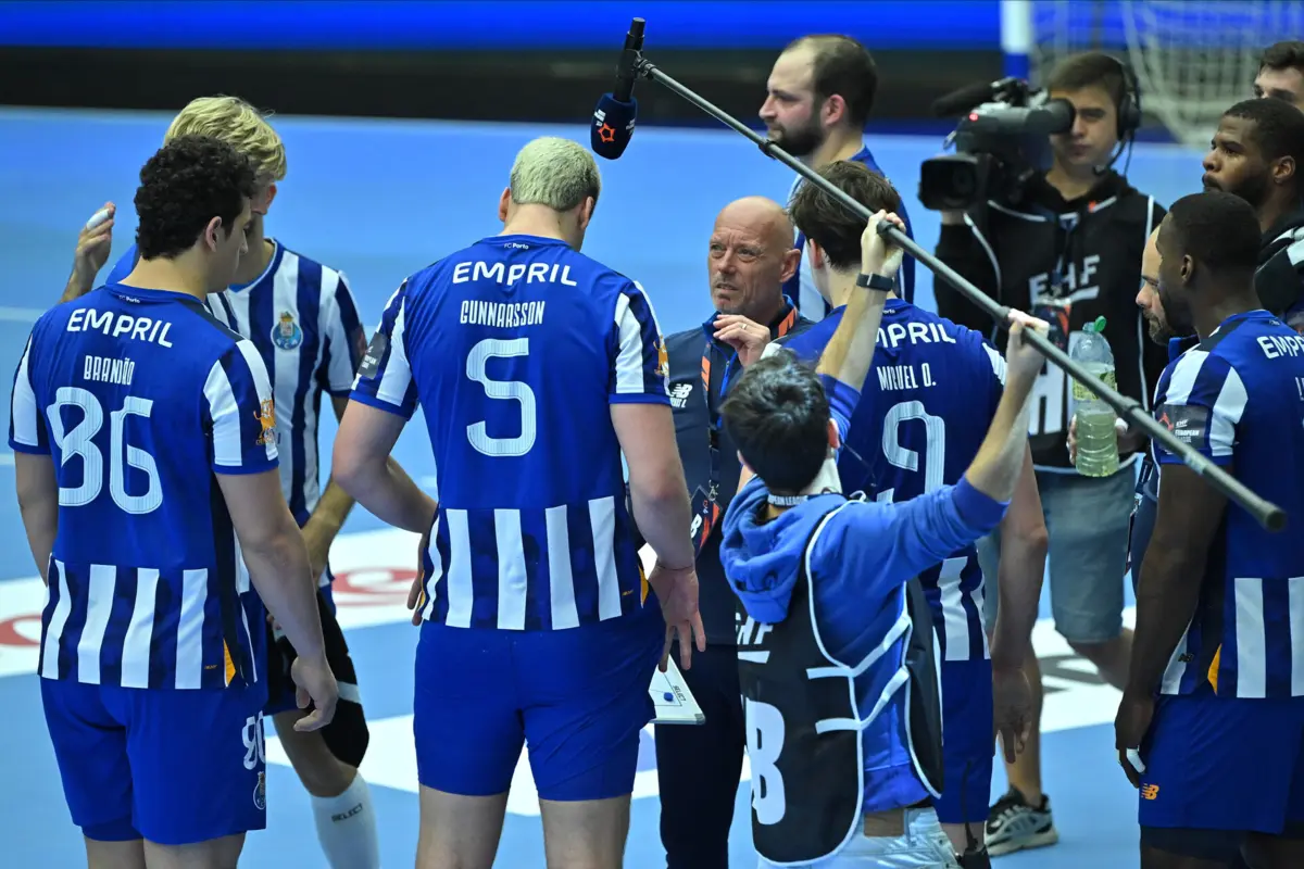 Magnus Andersson dá indicações aos atletas no jogo com o Valur (Créditos: Pedro Granadeiro)