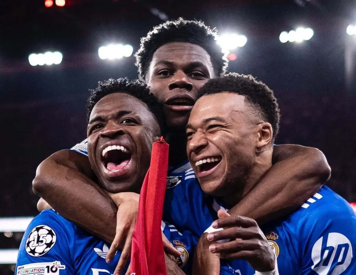 Tchouameni festeja com Vinícius Jr. e Mbappé