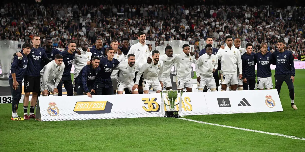 Real Madrid posa com troféu da LaLiga antes do jogo com Alavés (créditos: AFP)