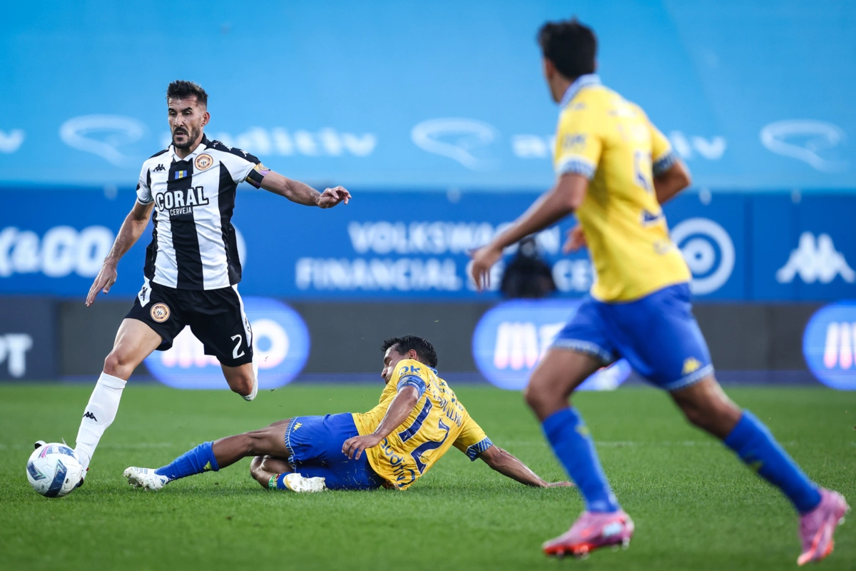 João Carvalho tenta parar João Aurélio