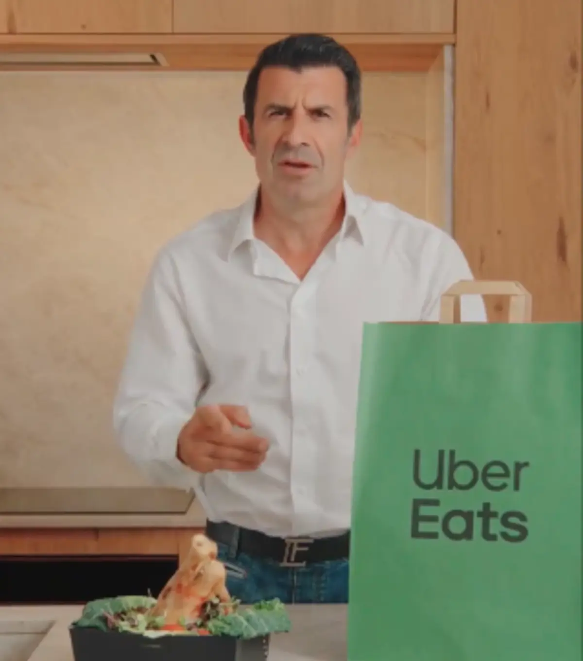 Imagem de contexto do artigo Figo brinca com célebre episódio do clássico de Espanha: "Deixa o leitão em casa"