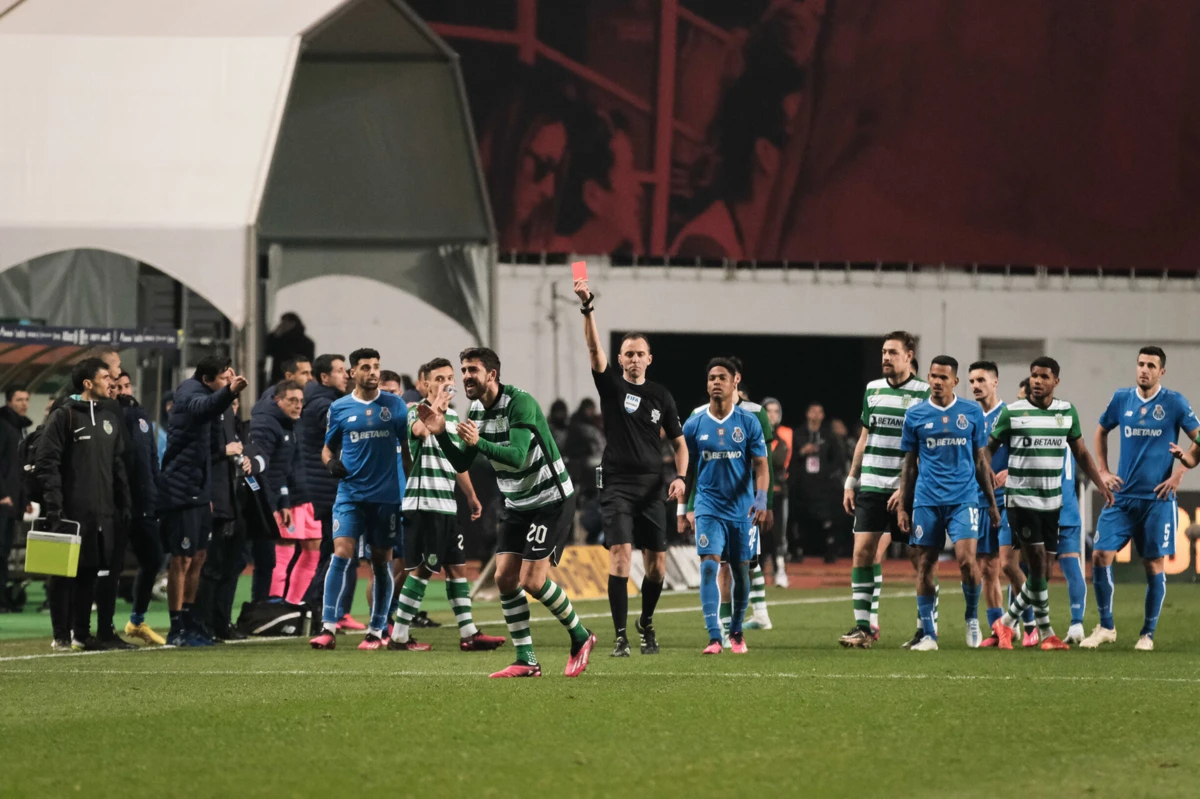 Paulinho expulso na final da Taça da Liga em 2023 (Créditos: Nuno Brites/Global Imagens)
