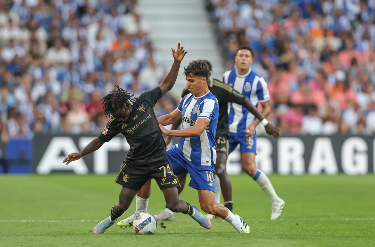 Renato Nhaga em ação num jogo contra o FC Porto