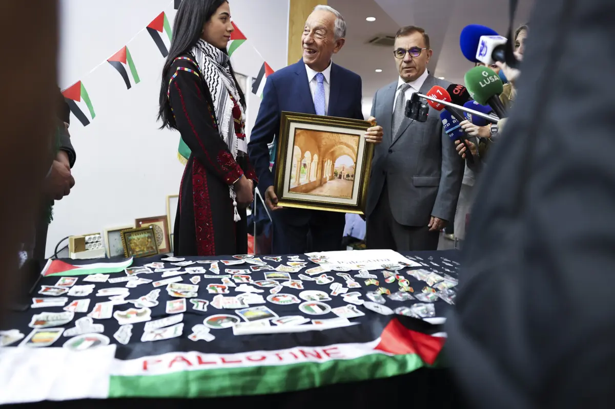 O Presidente da República, Marcelo Rebelo de Sousa, ao centro (Fotografia: LUSA)