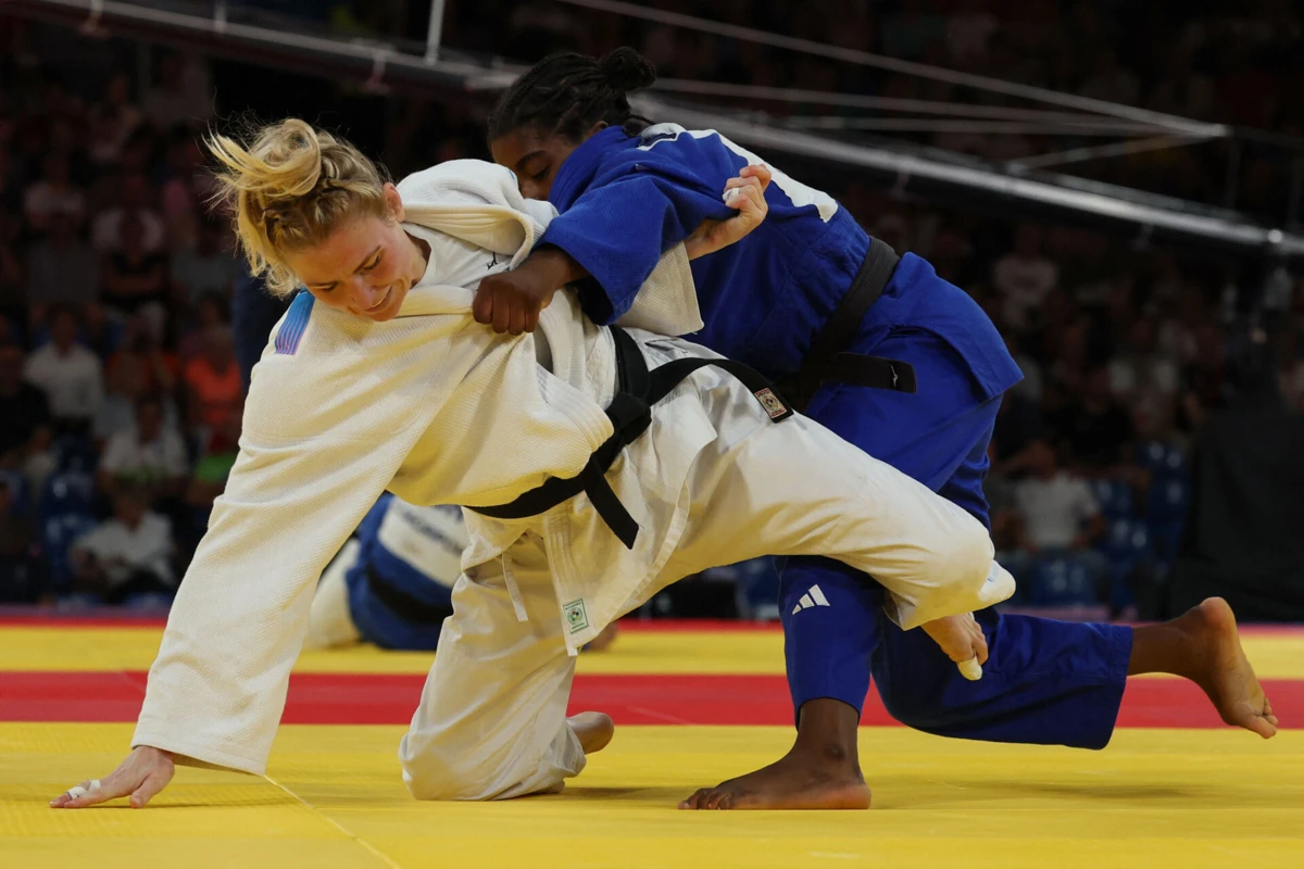 Taís Pina à direita (Créditos: AFP)