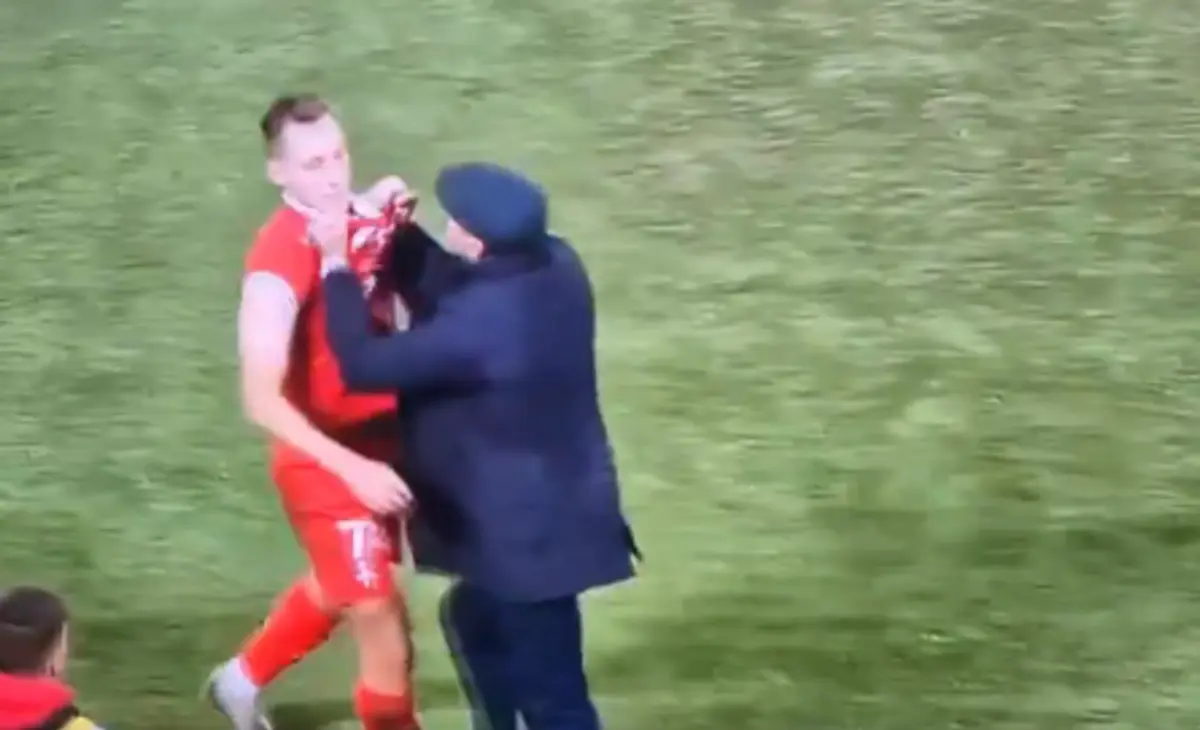 Imagem de contexto do artigo Insólito: é expulso aos 33 minutos e o treinador reage assim. Ora veja