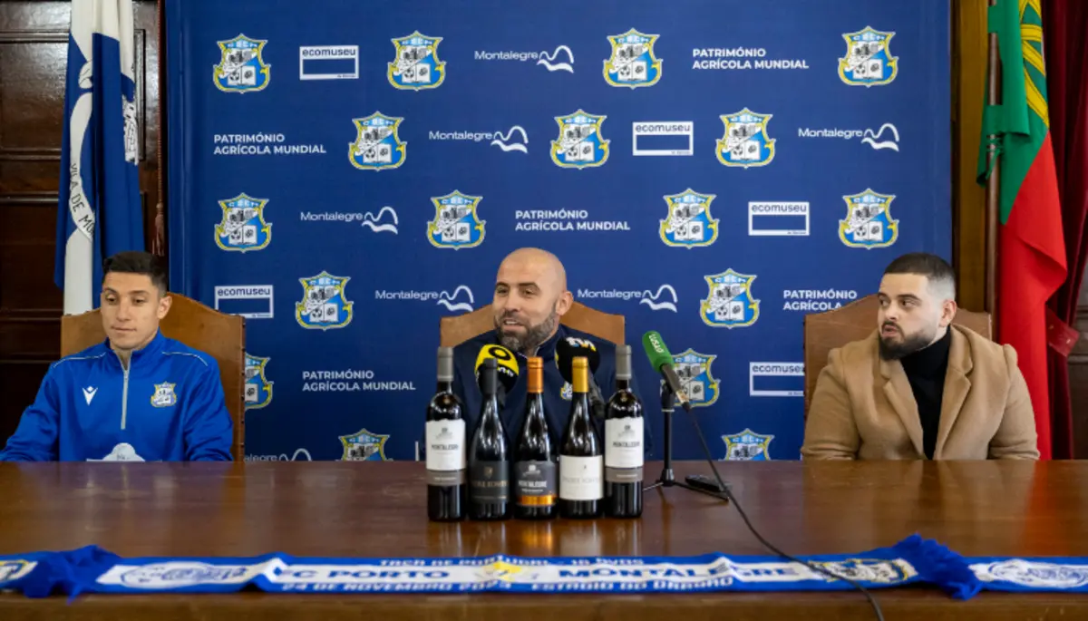 Tony, ao centro, é o treinador do Montalegre (Créditos: Carlos Carneiro/Global Imagens)