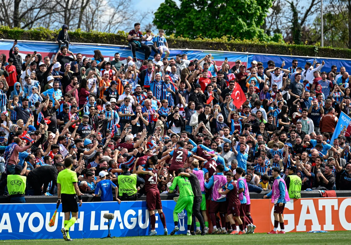 Jogadores festejam com adeptos (créditos: Trabzonspor)