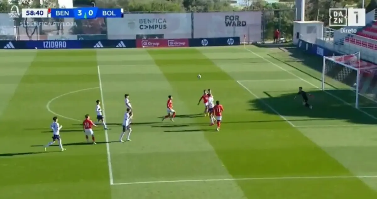 Imagem de contexto do artigo Benfica-Bolonha: depois do bis, Gonçalo Moreira assiste Gustavo Varela