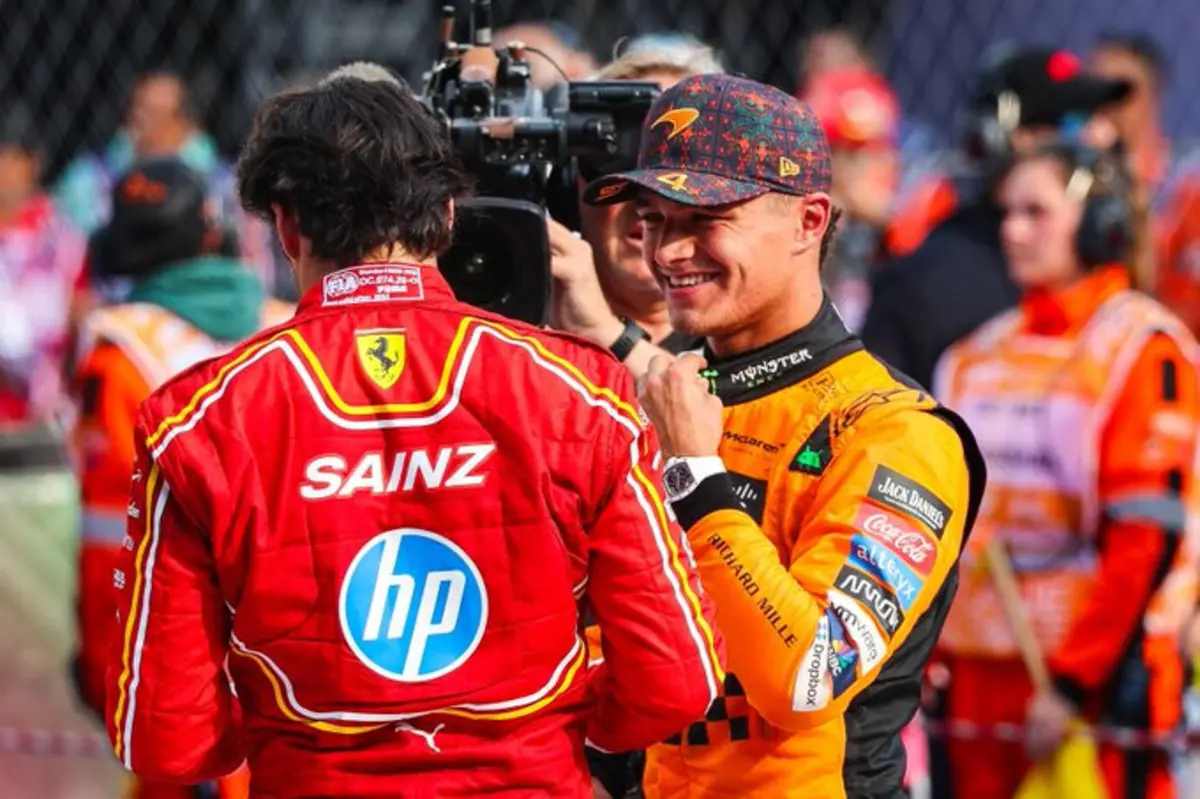 Lando Norris com Carlos Sainz (créditos: X/F1)