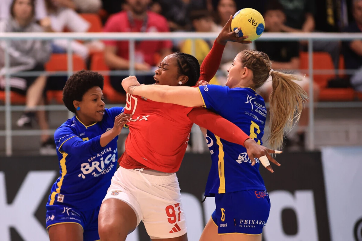 Benfica travado pelo Madeira SAD (Reprodução: Federação de Andebol de Portugal)