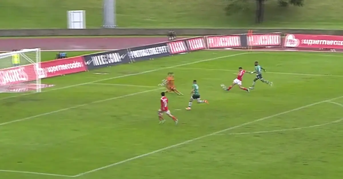 Imagem de contexto do artigo Lusitânia-Benfica: arrancada de Tiago Gouveia sela a goleada. Veja o golo