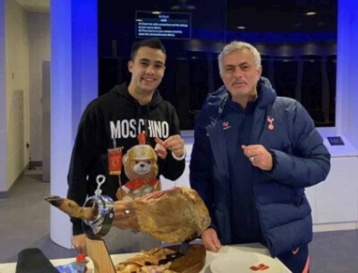 Mourinho e Sergio Reguilón comem presunto (créditos: X/Reprodução)