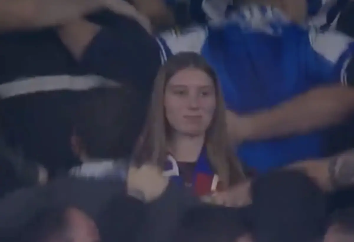 Imagem de contexto do artigo Com cara de poucos amigos: adepta do Barcelona no meio dos adeptos da Real Sociedad no festejo do golo