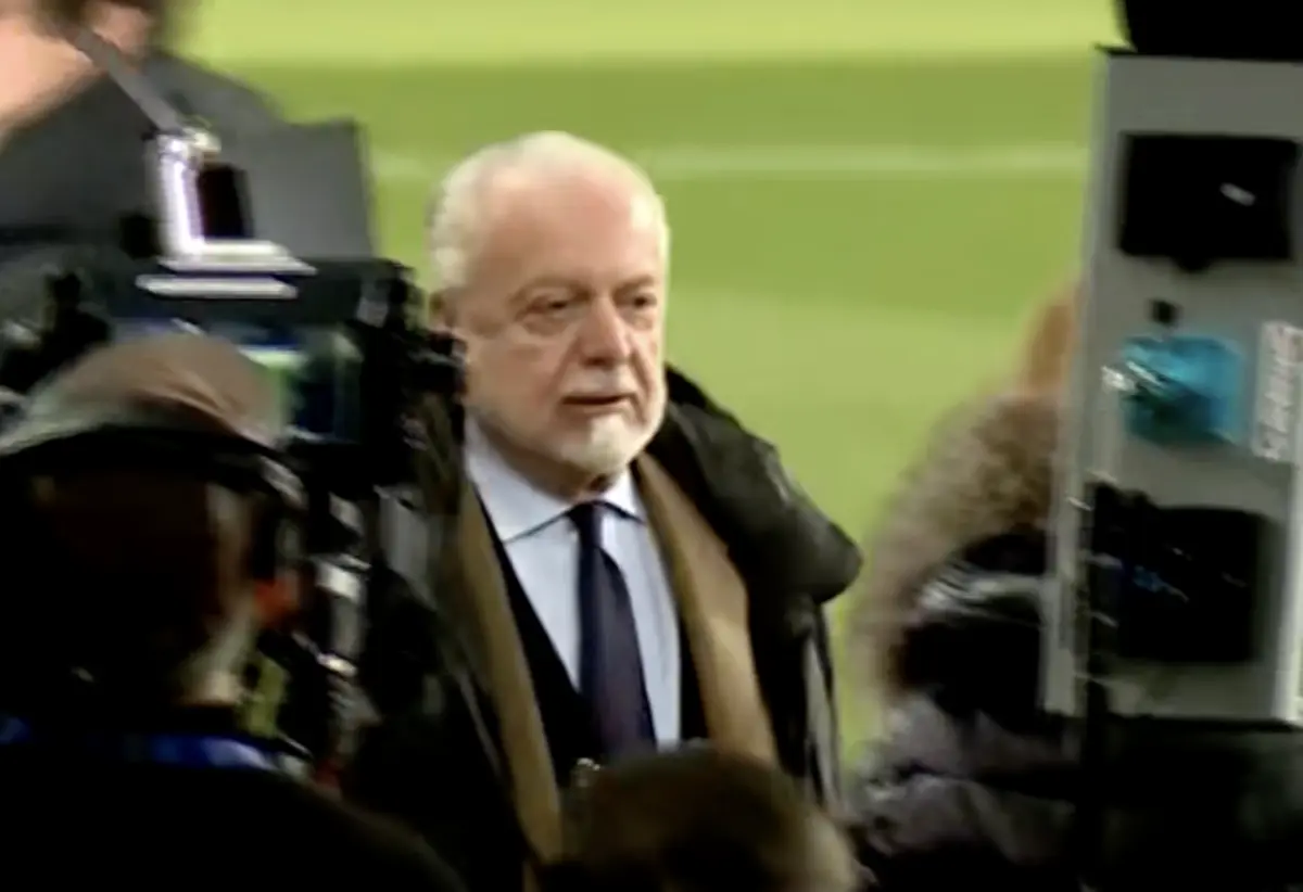 Imagem de contexto do artigo De Laurentiis interrompe entrevista de jogador e depois empurra cameraman. Veja o momento