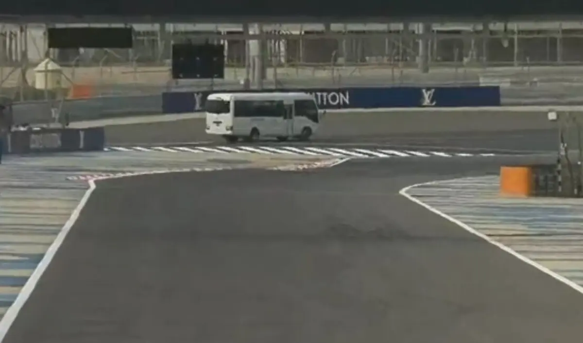 Imagem de contexto do artigo Vidros partidos e um autocarro na pista forçaram bandeira vermelha nos testes de F1. Ora veja
