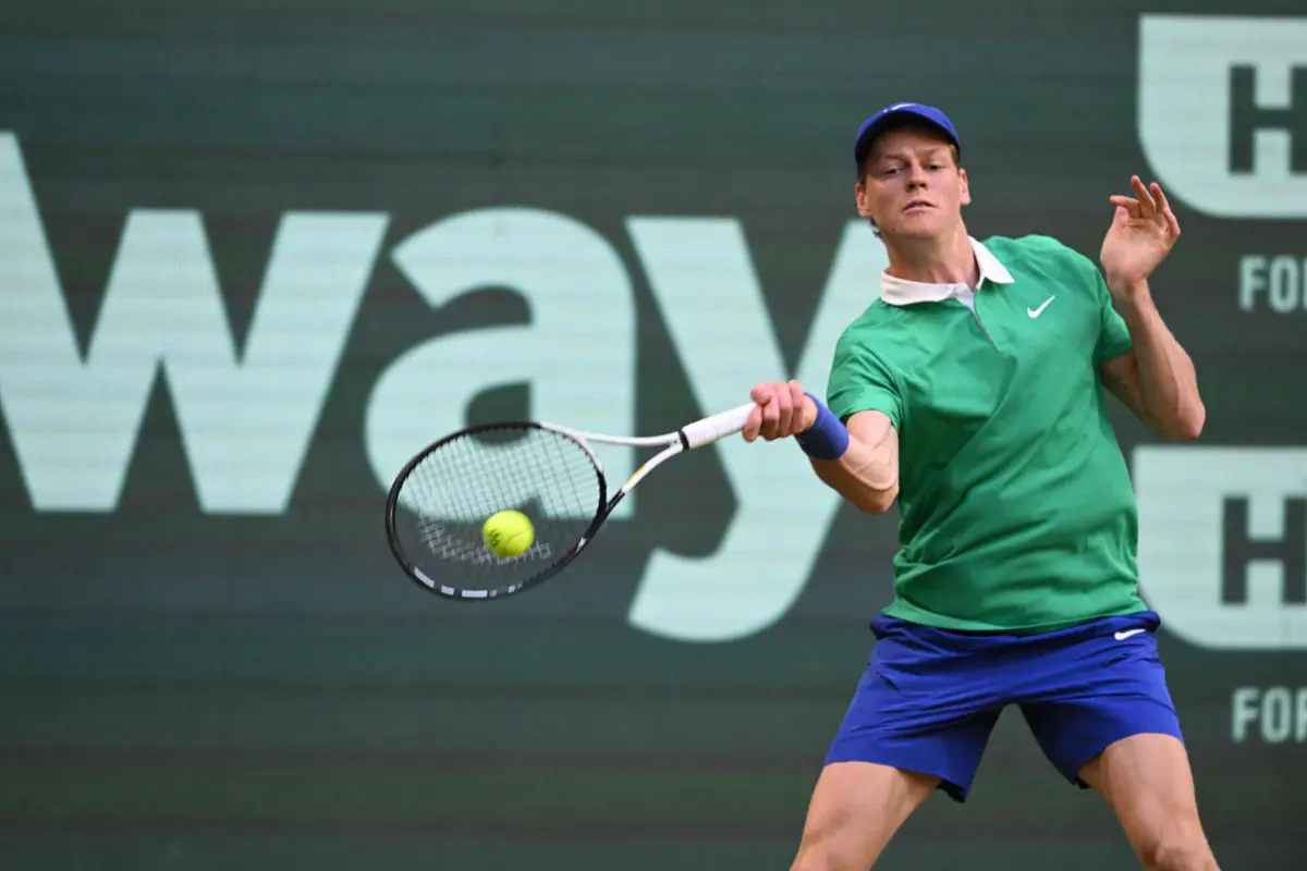 Imagem de contexto do artigo Jannik Sinner, número um mundial, eliminado com surpresa em Halle