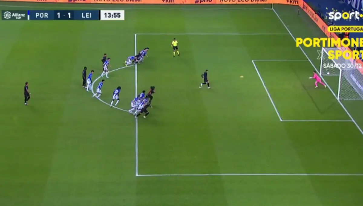 Imagem de contexto do artigo Panenka? Fabinho empata o FC Porto-Leixões. Veja o penálti e o golo