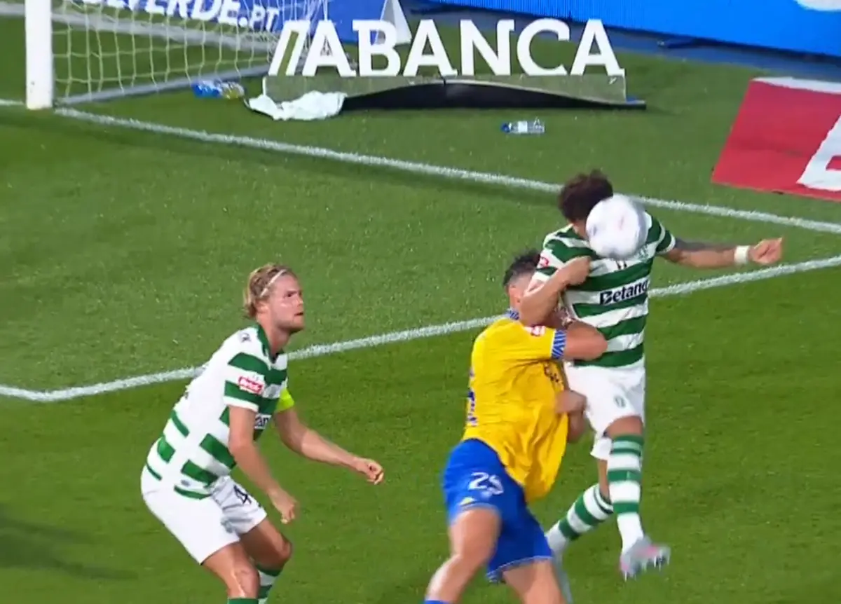 Imagem de contexto do artigo Estoril-Sporting: Felix Bacher queixou-se de cotovelada de Maxi Araújo na área