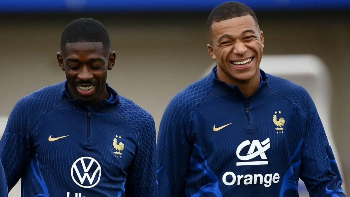 Ousmane Dembélé e Kylian Mbappé durante um treino da seleção francesa (Créditos: AFP)
