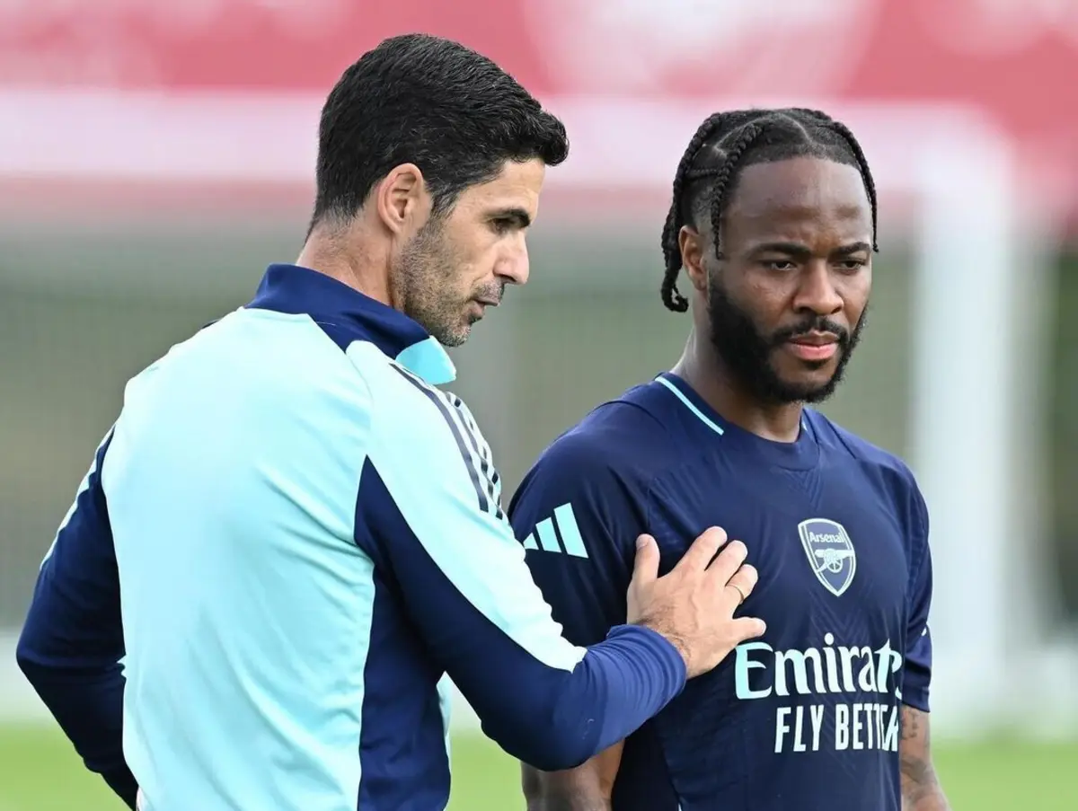 Arteta e Sterling (créditos: Arsenal)