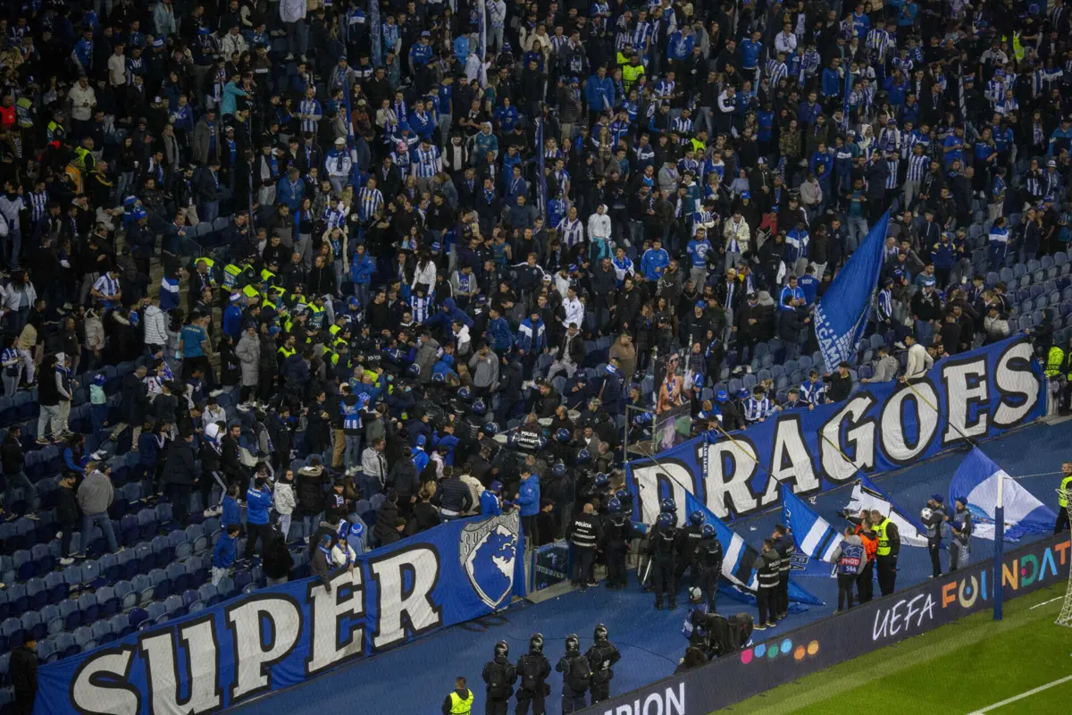 Imagem de contexto do artigo Super Dragões visam alegado comentário em grupo de apoio a Villas-Boas: "Não são portistas, são oportunistas"