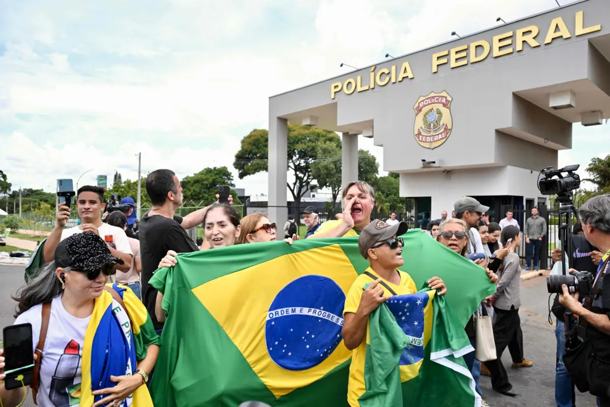 Apoiantes de Bolsonaro protestam contra a prisão do ex-presidente do Brasil na sede da Polícia Federal, em Brasília