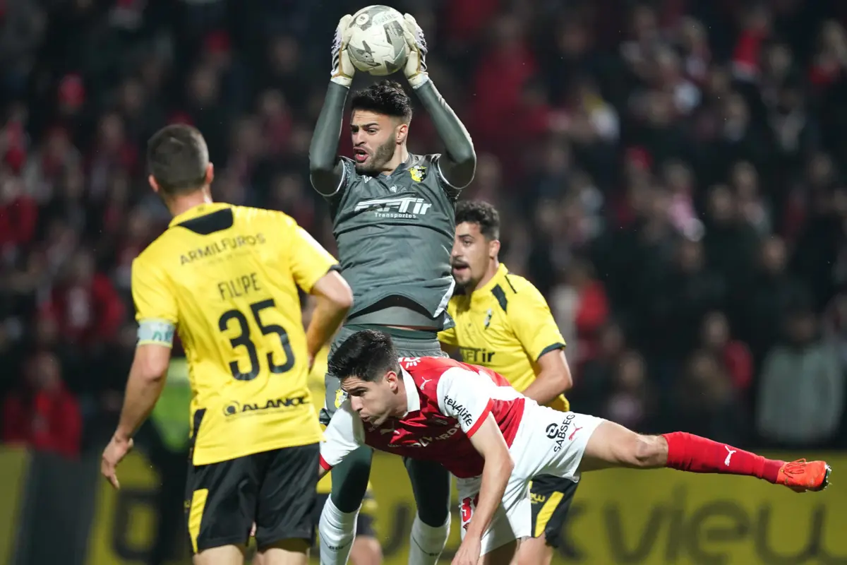 O guarda redes do Fafe, João Gonçalo, disputa a bola com Fran Navarro