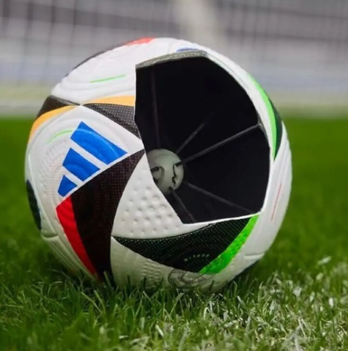 Imagem de contexto do artigo Euro'2024: a bola com tecnologia "connected ball" para ajudar o árbitro