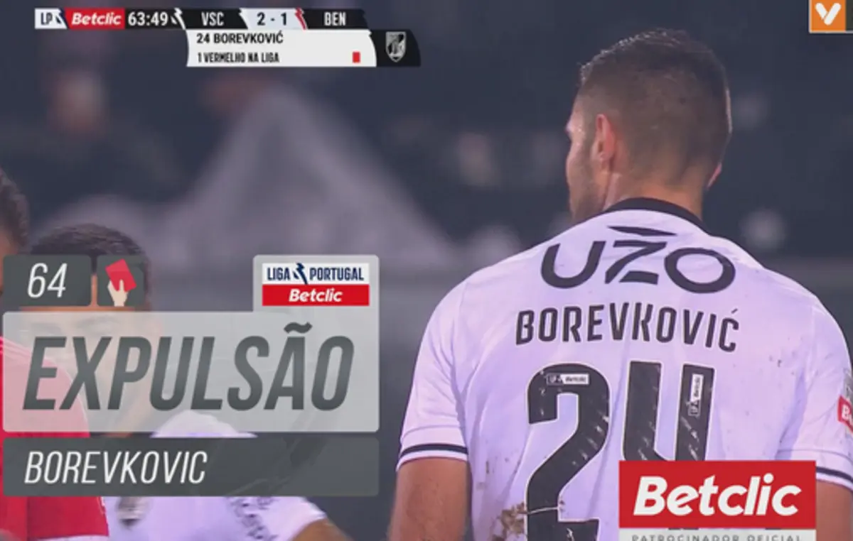 Imagem de contexto do artigo Vermelho direto: Borevkovic deixa Vitória com menos um frente ao Benfica