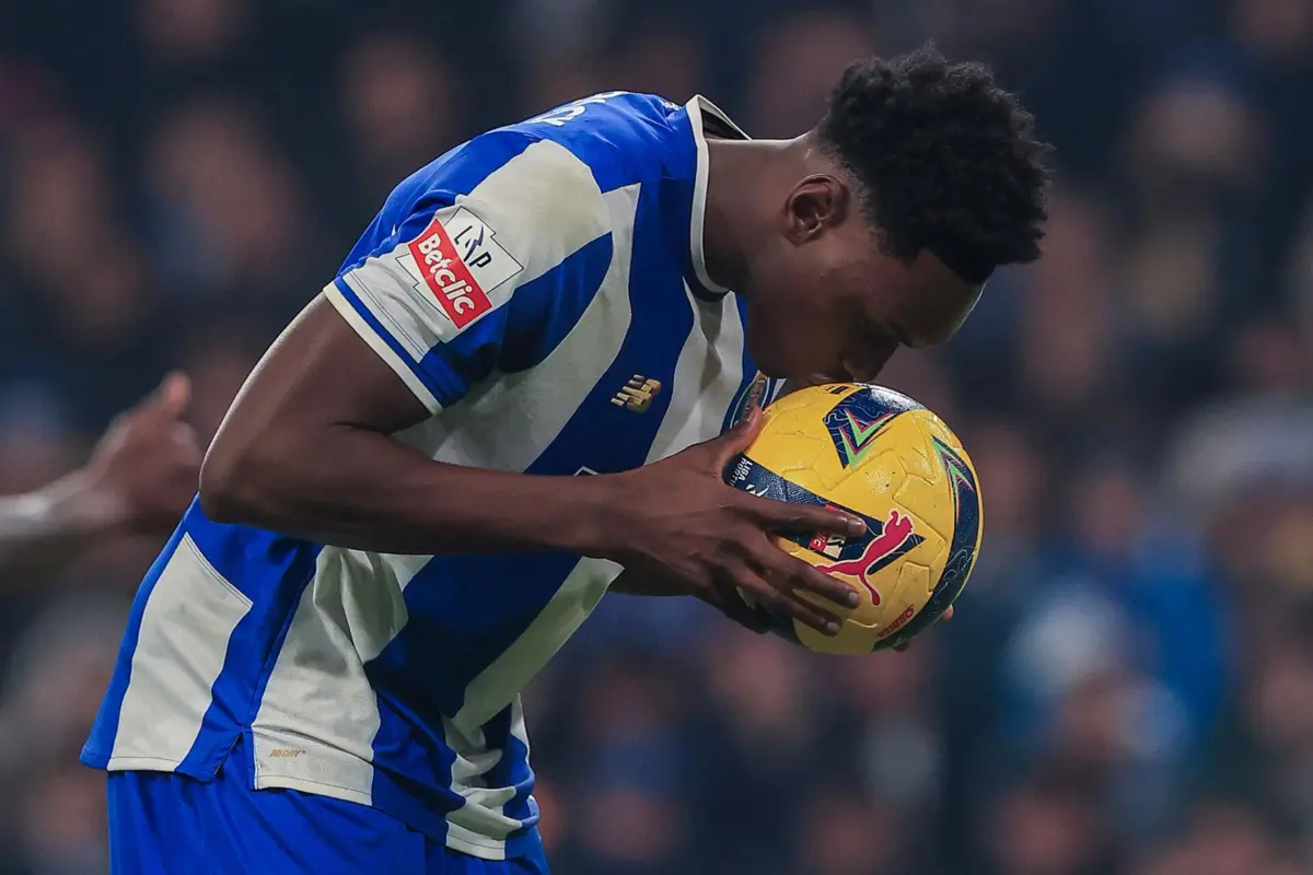 Samu bisou frente ao Aves SAD